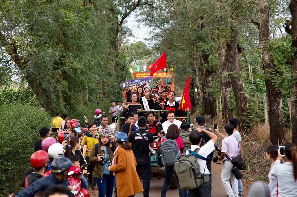 Hình ảnh HHen Niê cưỡi công nông về buôn làng quá ấn tượng trên chuyên trang sắc đẹp hàng đầu Missosology